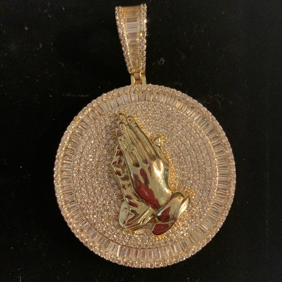 Luxury Praying 🙏🏾 Hands Charm CZ and plate Very Beautiful 🤩 Piece Won’t last - Picture 5 of 8